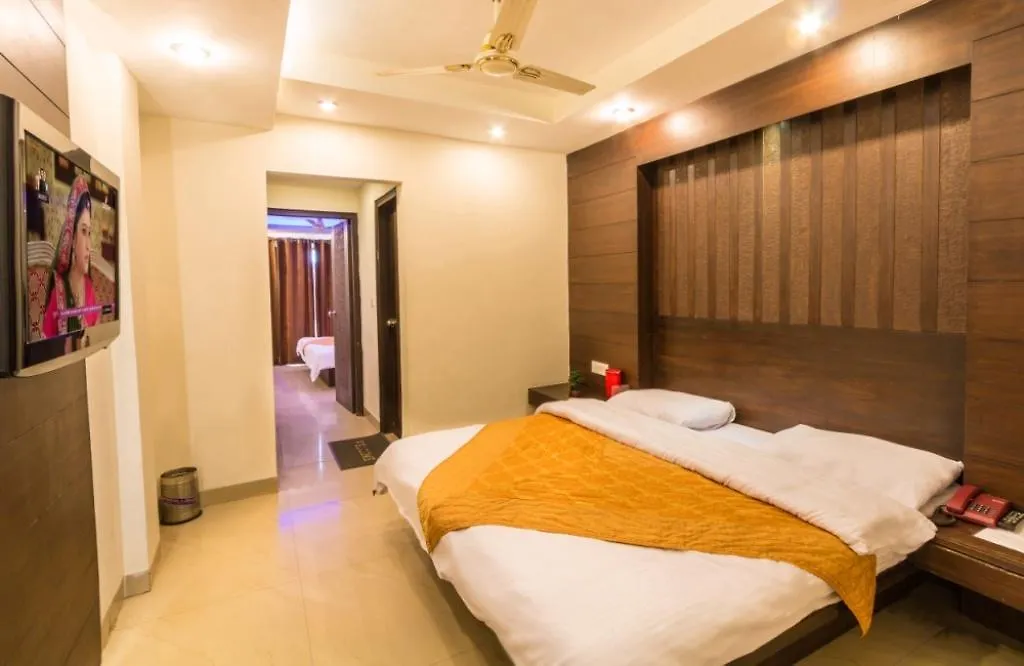מוסורי Hotel Howard International