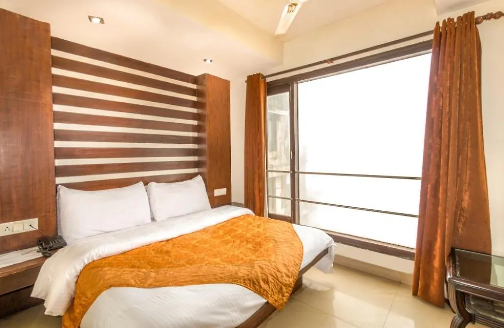 מוסורי Hotel Howard International